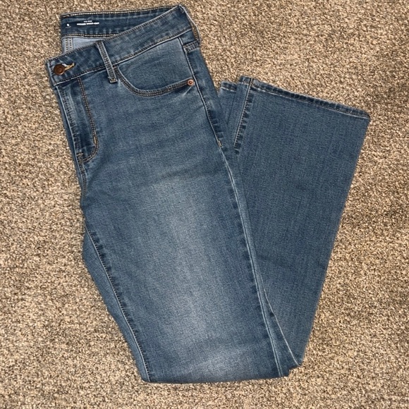 Old Navy Denim - EUC Old Navy Demin Mid-Rise Kicker Boot-Cut Size 8 Short